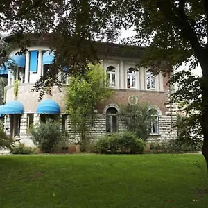 Bed & Breakfast V